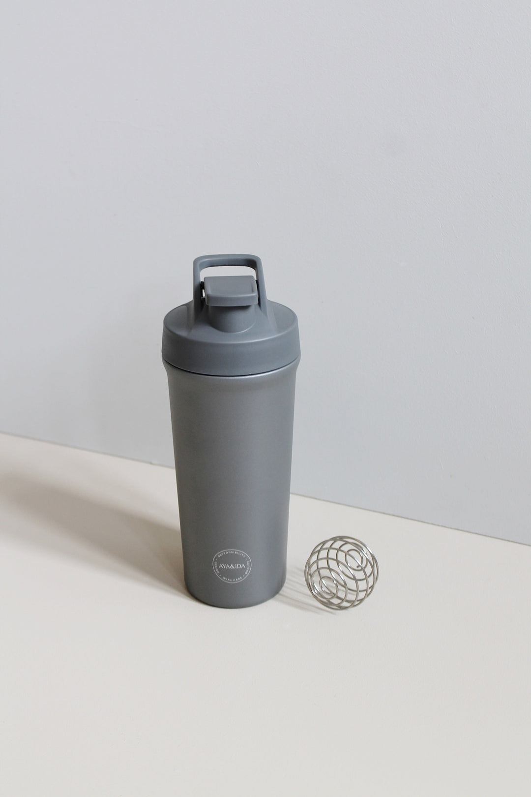 AYA&IDA Shakerflaska - Mörkgrå - 750ML