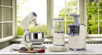 SMEG Helfärgad köksmaskin Creme, Högblank 50's Style