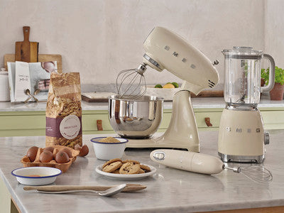 SMEG Helfärgad köksmaskin Creme, Högblank 50's Style
