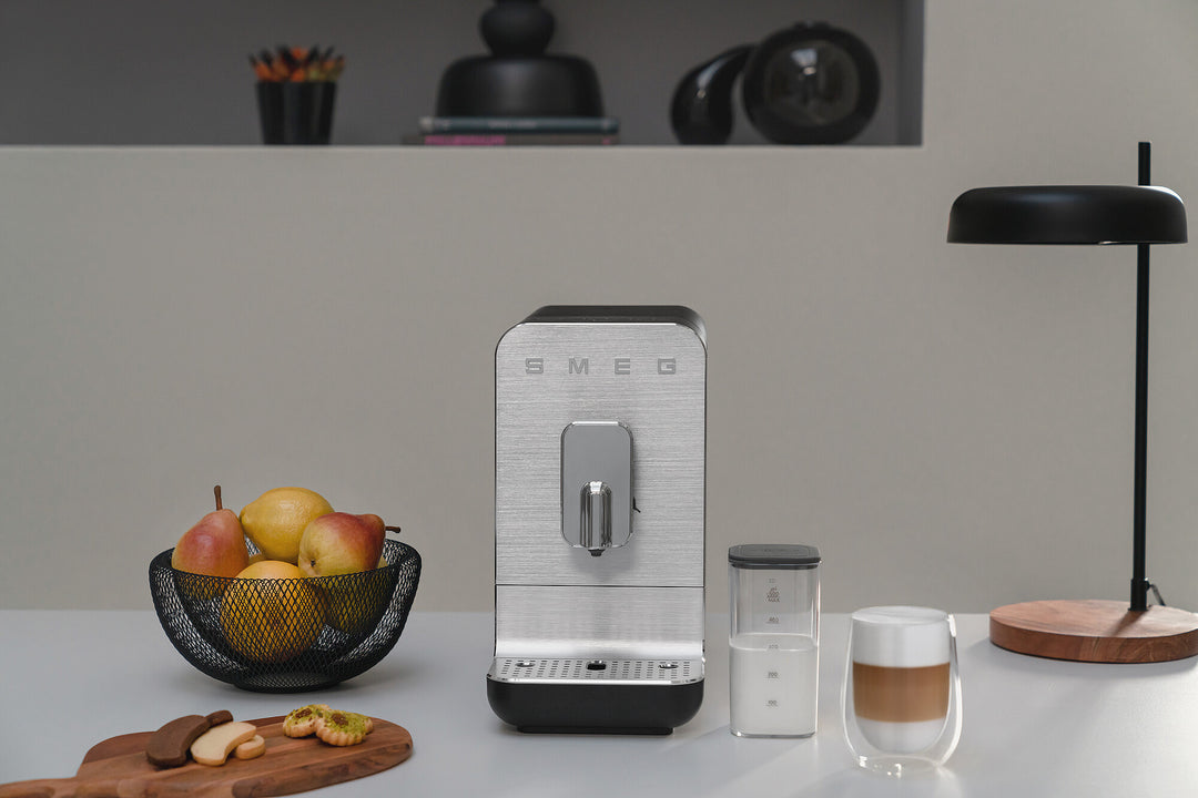 SMEG Helautomatisk espressomaskin Svart, Matt - Collezione