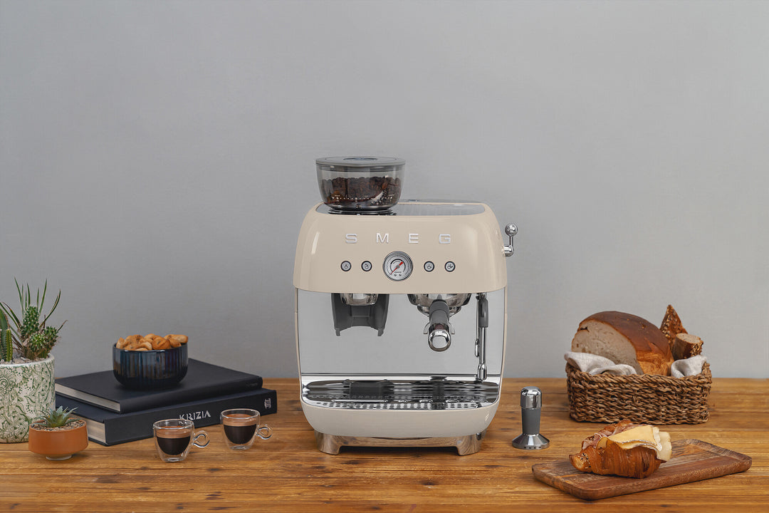 SMEG Manuell espressomaskin med kaffekvarn Creme, Högblank - 50's Style