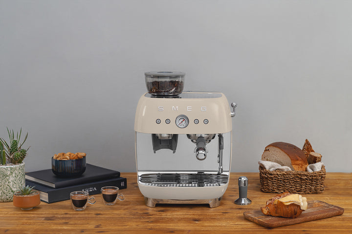 SMEG Manuell espressomaskin med kaffekvarn Creme, Högblank - 50's Style