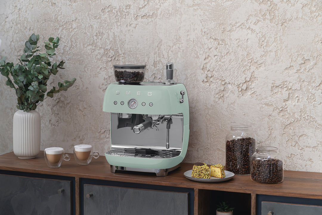 SMEG Manuell espressomaskin med kaffekvarn Pastellgrön, Högblank - 50's Style
