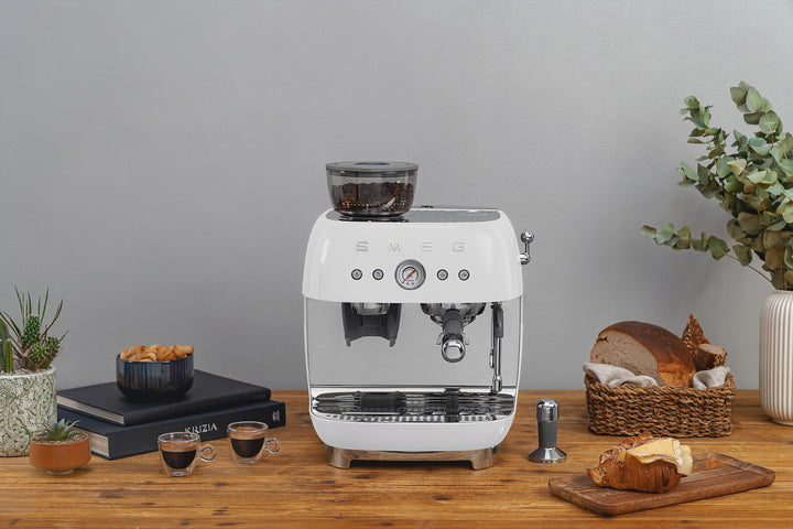 SMEG Manuell espressomaskin med kaffekvarn Vit, Högblank - 50's Style