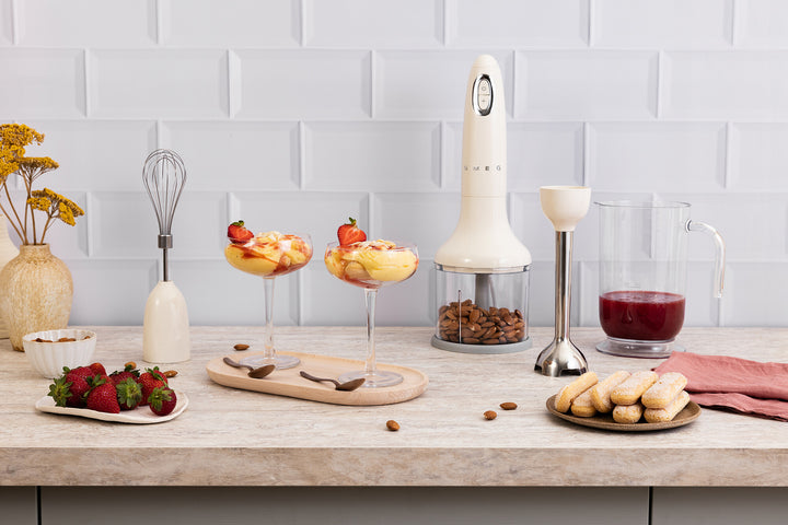 SMEG Stavmixer med tillbehör Creme, Högblank - 50's Style
