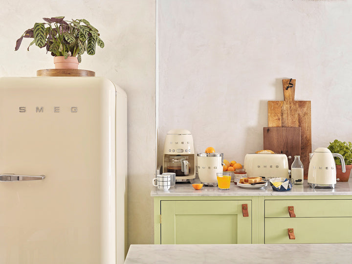 SMEG Vattenkokare Creme, Högblank 1,7l - 50's Style